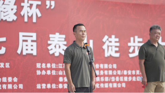 om, 队员们身着 om, 队员们身着